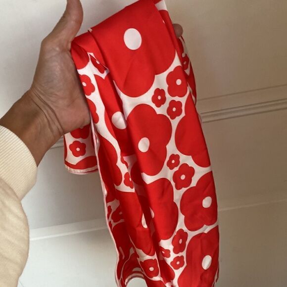 New Without Tag  Red Flower Scarf With White Background - Picture 4 of 5